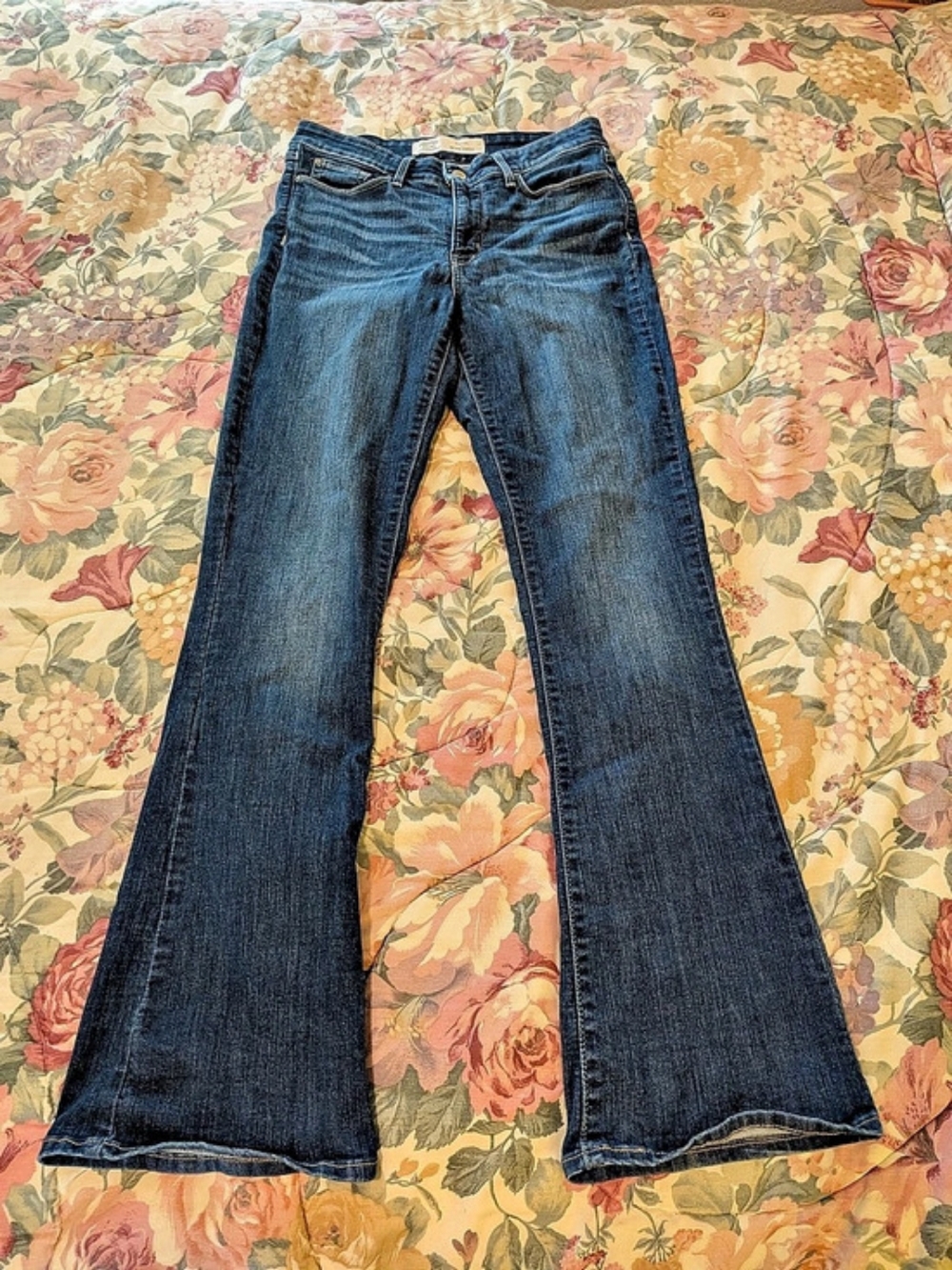 Levi Strauss & Co. Signature Mid Rise Bootcut. Bootcut Jeans Blue Size 8